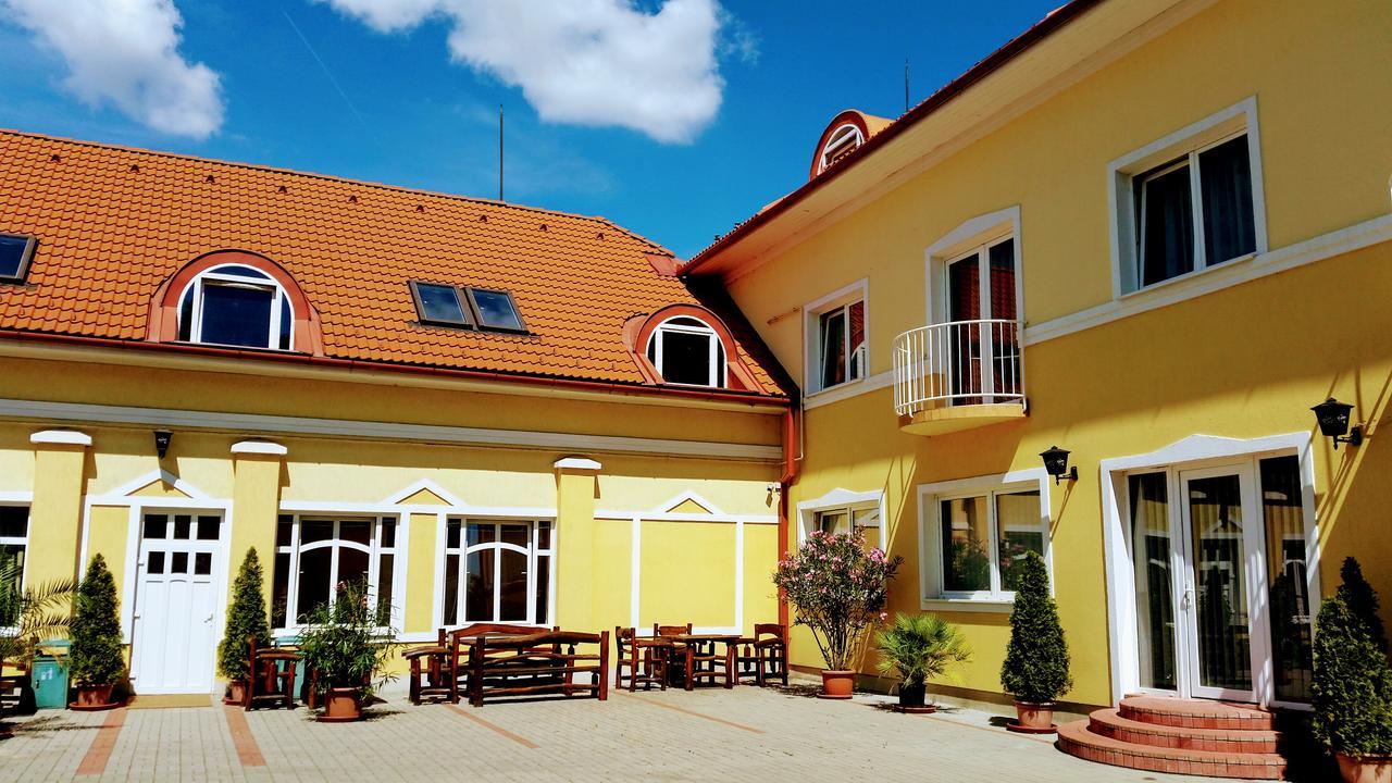 Hotel Sormester Сарваш Экстерьер фото